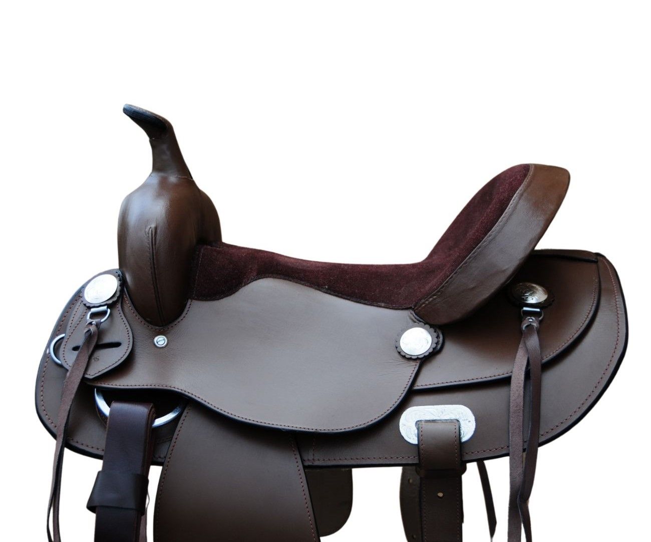 Brauner Westernsattel. Leder, gepolsterte Sitzfläche, silberfarbene Verzierungen, Steigbügel.