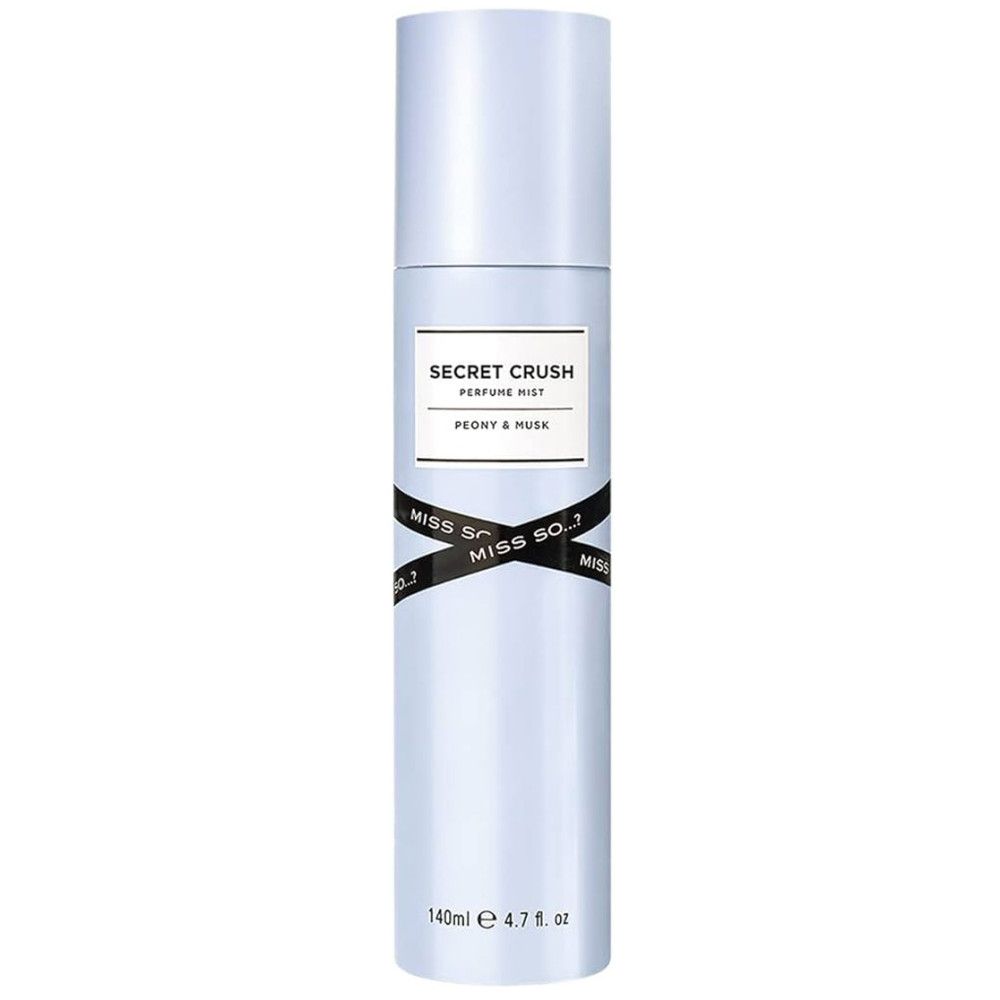 Helllila Körpernebel mit Etikett: Secret Crush, Miss So. Schwarzes Band mit Logo. Unten: 140ml e 4.7 fl. oz.