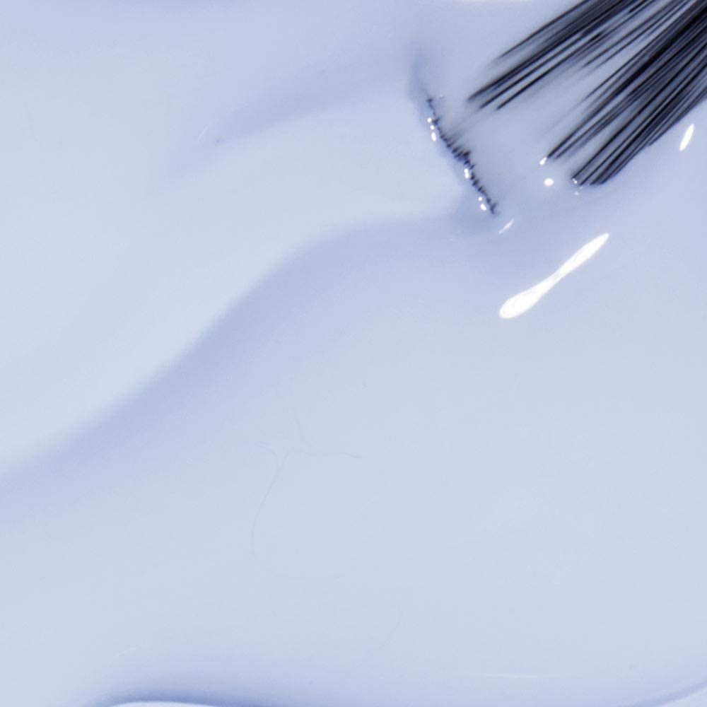 Hellblauer Nagellack mit Pinsel. Der Lack ist glänzend und flüssig. Der Pinsel ist schwarz.