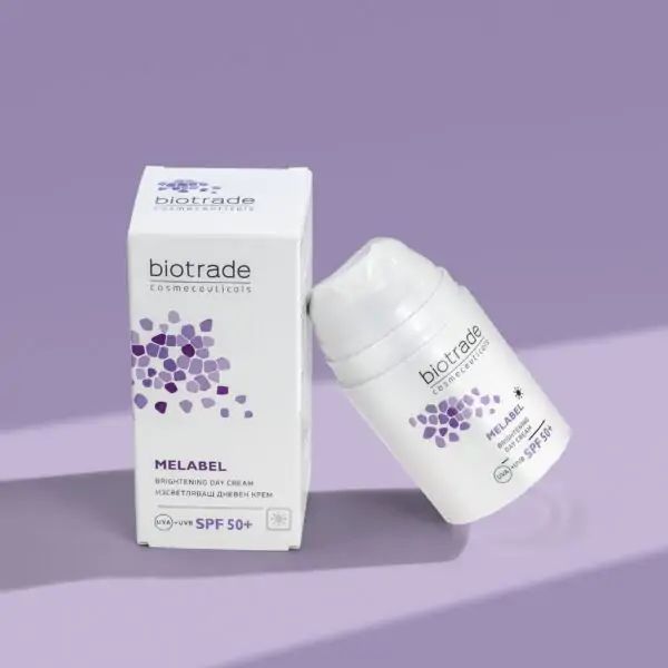 Weiße Verpackung und Creme-Flasche. Aufschrift: Biotrade, Melabel, Brightening Day Cream, SPF 50+.