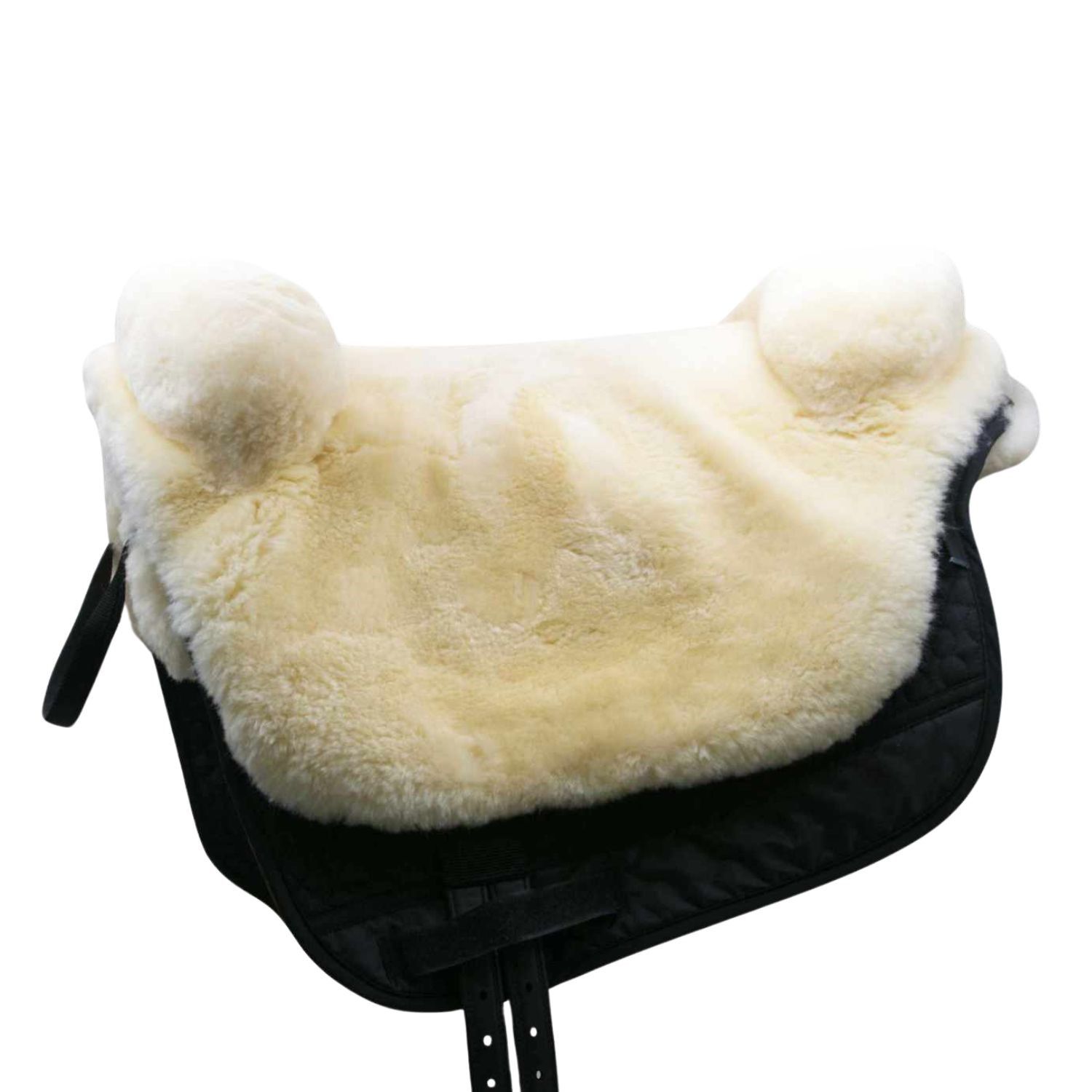 Schwarzer Sattel mit cremefarbenem Fellbezug. Der Sattel hat eine rechteckige Form und Gurte.