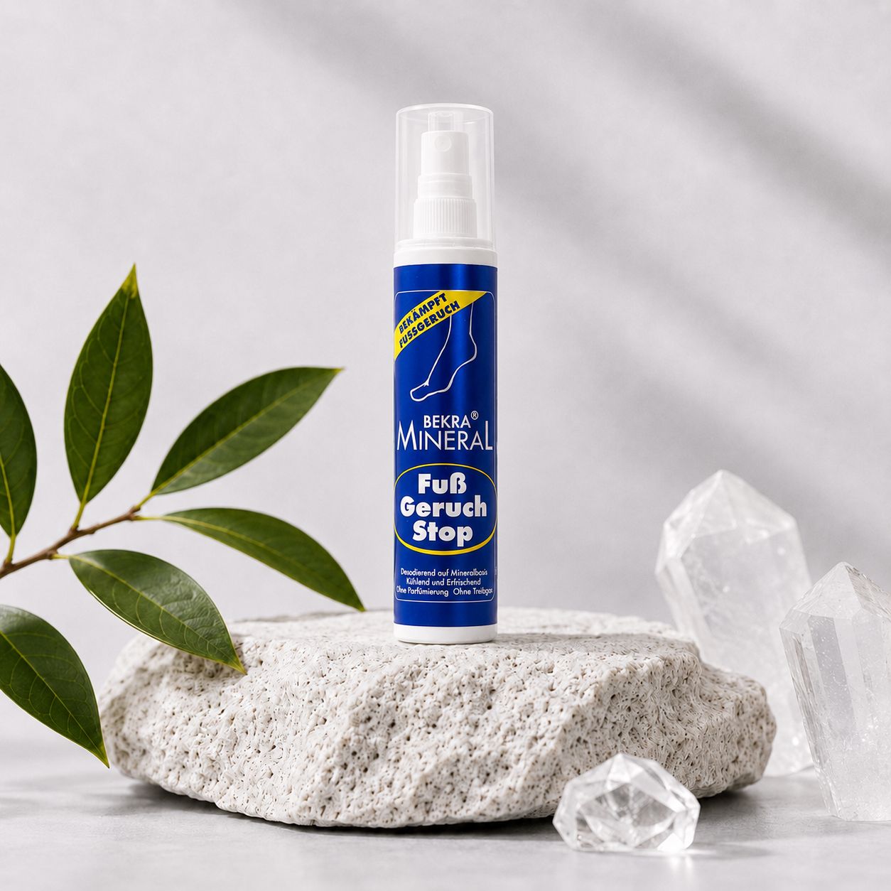 BEKRA Mineral Fuß Geruch Stop Sprayflasche auf Stein mit Pflanzen und Kristallen.