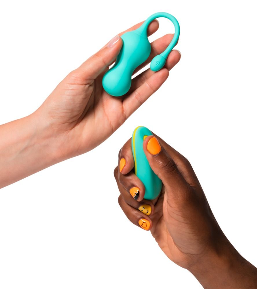 Zwei Hände halten ein türkisfarbenes Produkt und eine Fernbedienung. Gelb lackierte Nägel.