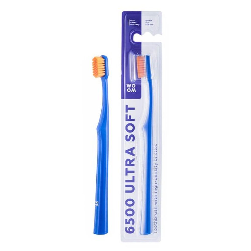 Blaue Zahnbürste und Verpackung. Auf der Verpackung steht '6500 ULTRA SOFT'.