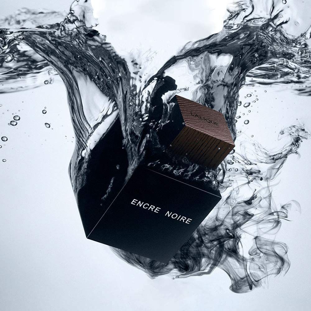 Schwarzer Flakon im Wasser. Aufschrift: Encre Noire. Holzdeckel. Wasser mit Blasen und Rauch.