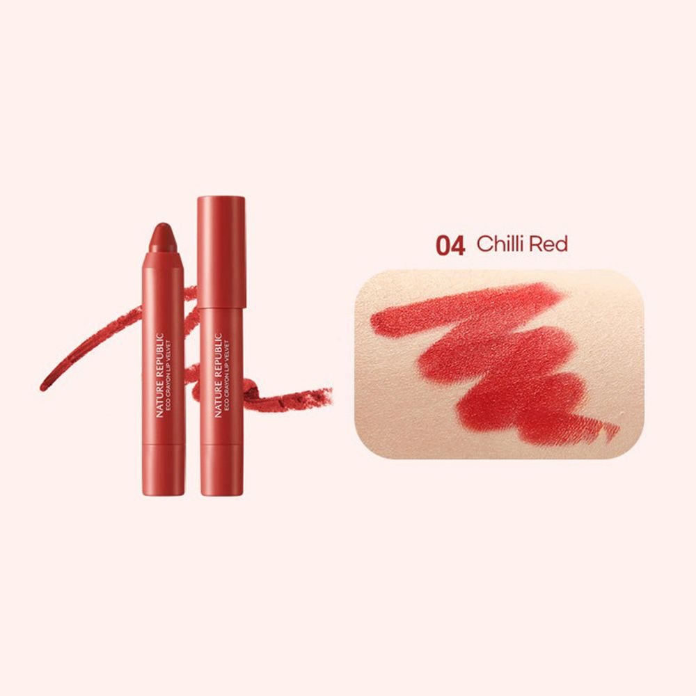 Zwei rote Lippenstiftstifte und ein Farbmuster. Aufschrift: NATURE REPUBLIC ECO CRAYON LIP VELVET. 04 Chilli Red.