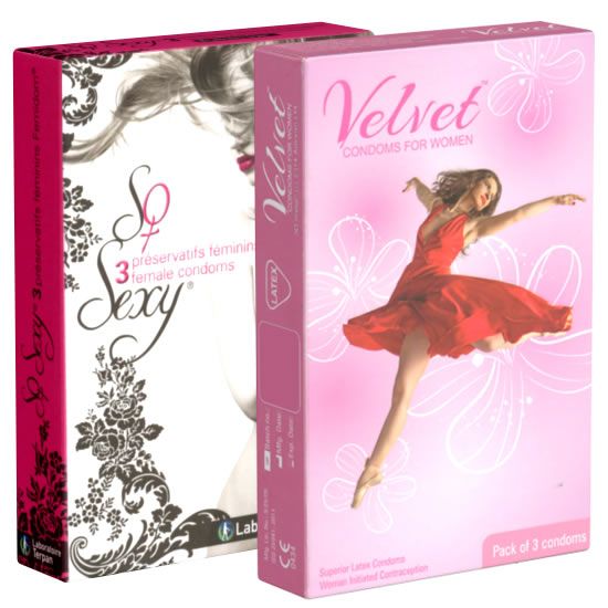 Zwei Schachteln Kondome. Eine mit "Sexy" und "3 female condoms". Die andere mit "Velvet CONDOMS FOR WOMEN".