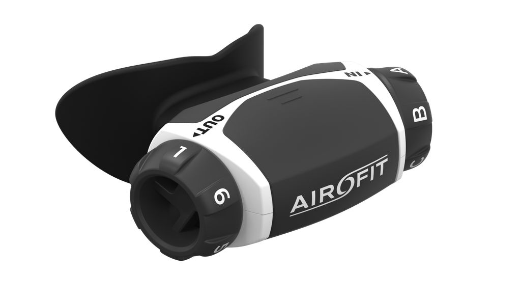 Atemtrainer Airofit Aktiv. Schwarz-weißes Gerät mit Mundstück und Drehreglern. Beschriftung: Airofit, OUT, 1-6, A-B.