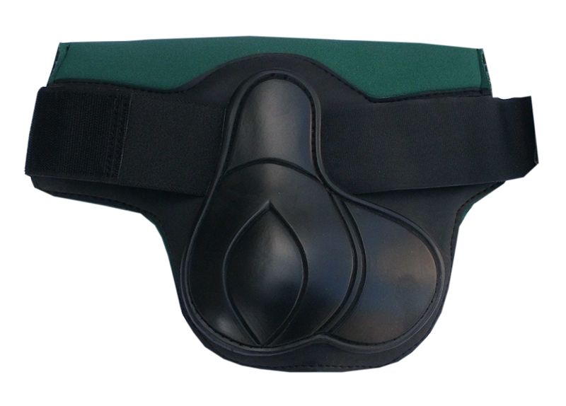 Schwarze Neopren-Streichkappe mit grüner Oberseite und Klettverschluss. Geformter, schützender Bereich für das Pferdebein.