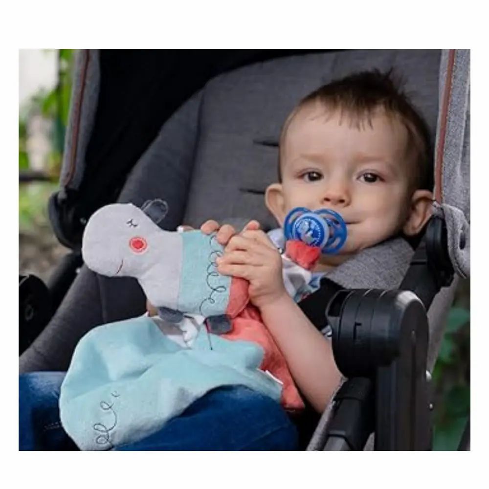 Kind im Kinderwagen mit Kuscheltuch und Schnuller. Nilpferd-Kopf, blaues Tuch.