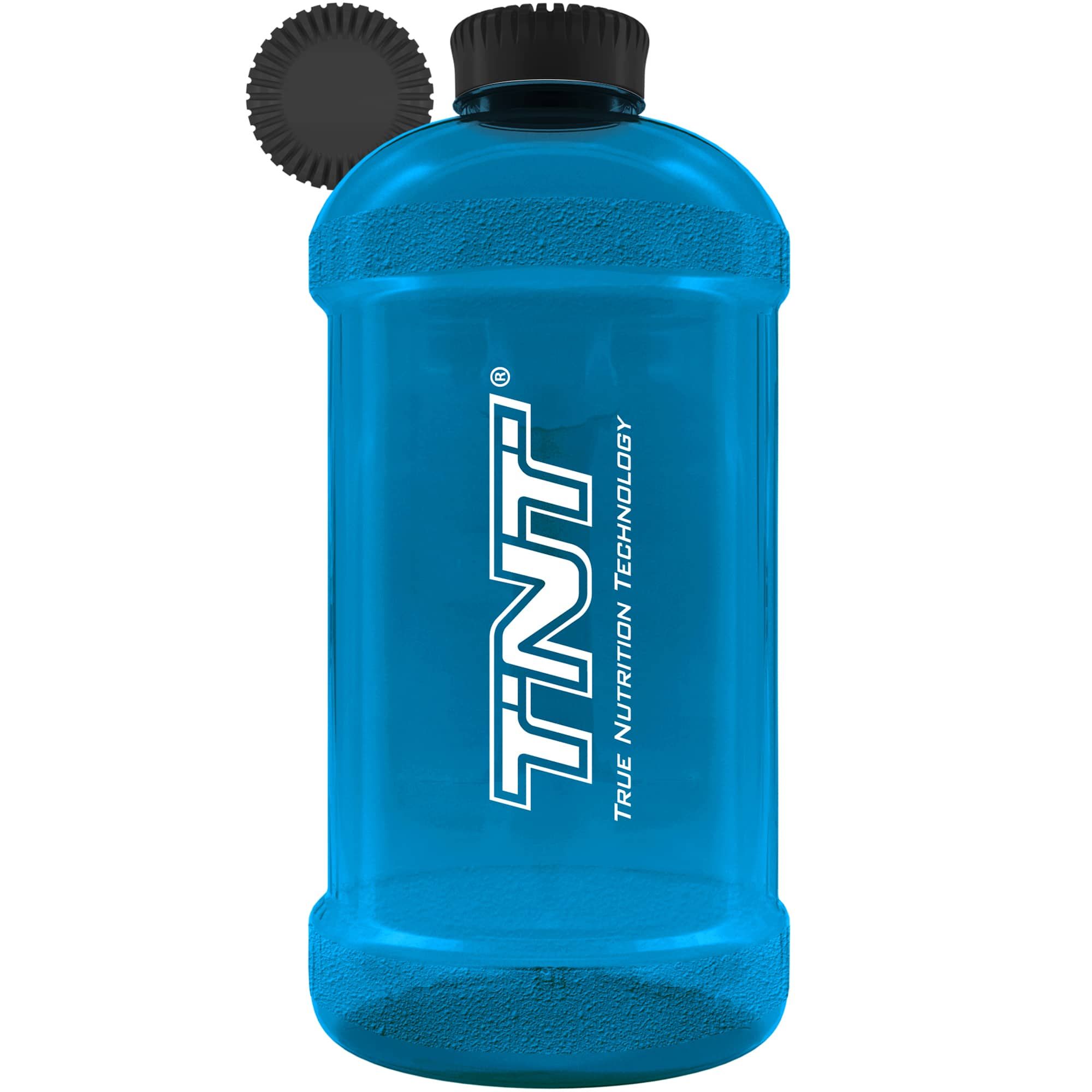 Blaue Wasserflasche mit schwarzem Deckel. Aufschrift TNT, True Nutrition Technology. Deckel daneben.