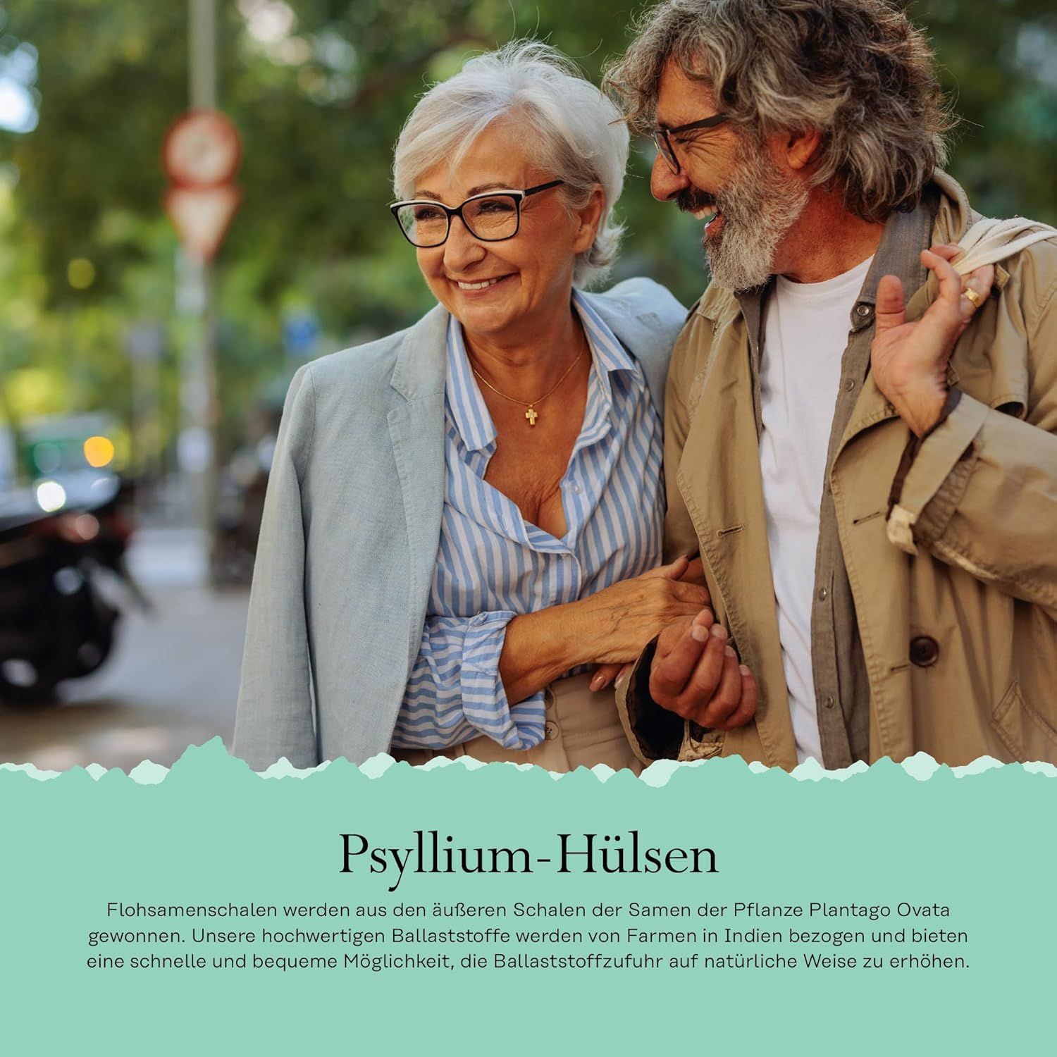 Älteres Paar spaziert lächelnd auf einer Straße. Text unten: Psyllium-Hülsen.