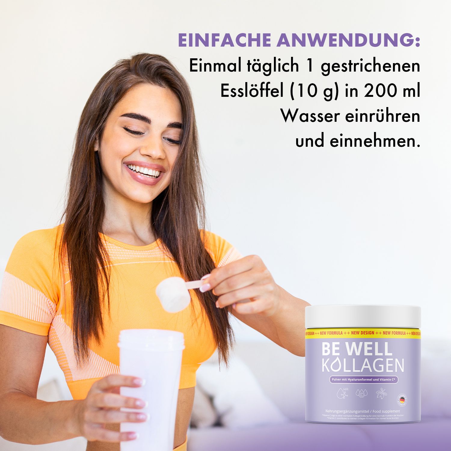 Frau bereitet Getränk mit BE WELL KOLLAGEN Pulver zu. Dose und Messlöffel sichtbar. Anweisungen auf dem Hintergrund.