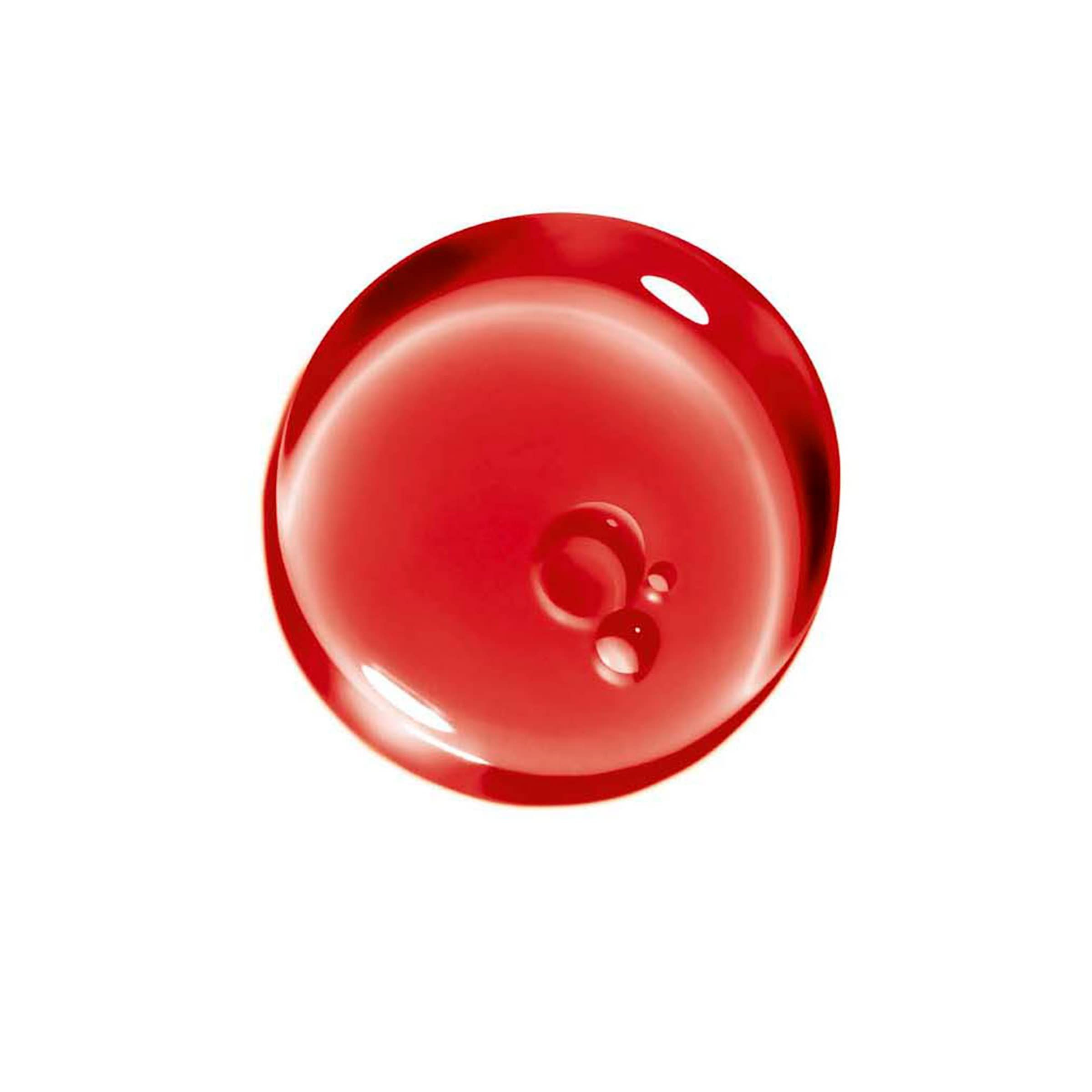 Runder, roter Tropfen mit zwei kleineren Tropfen. Auf weißem Hintergrund.