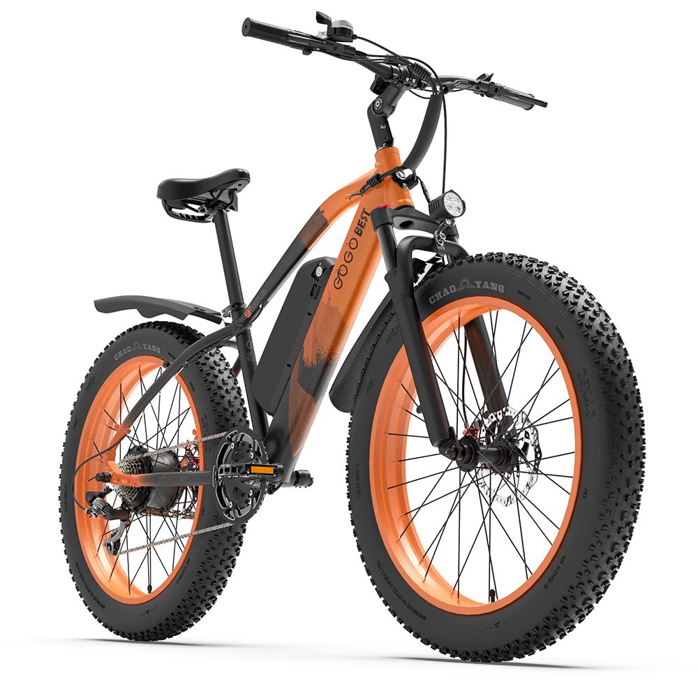 E-Mountainbike mit orangefarbenen Felgen und Reifen. Schwarzer Rahmen, GOGOBEST-Logo. Scheinwerfer und Schutzbleche.
