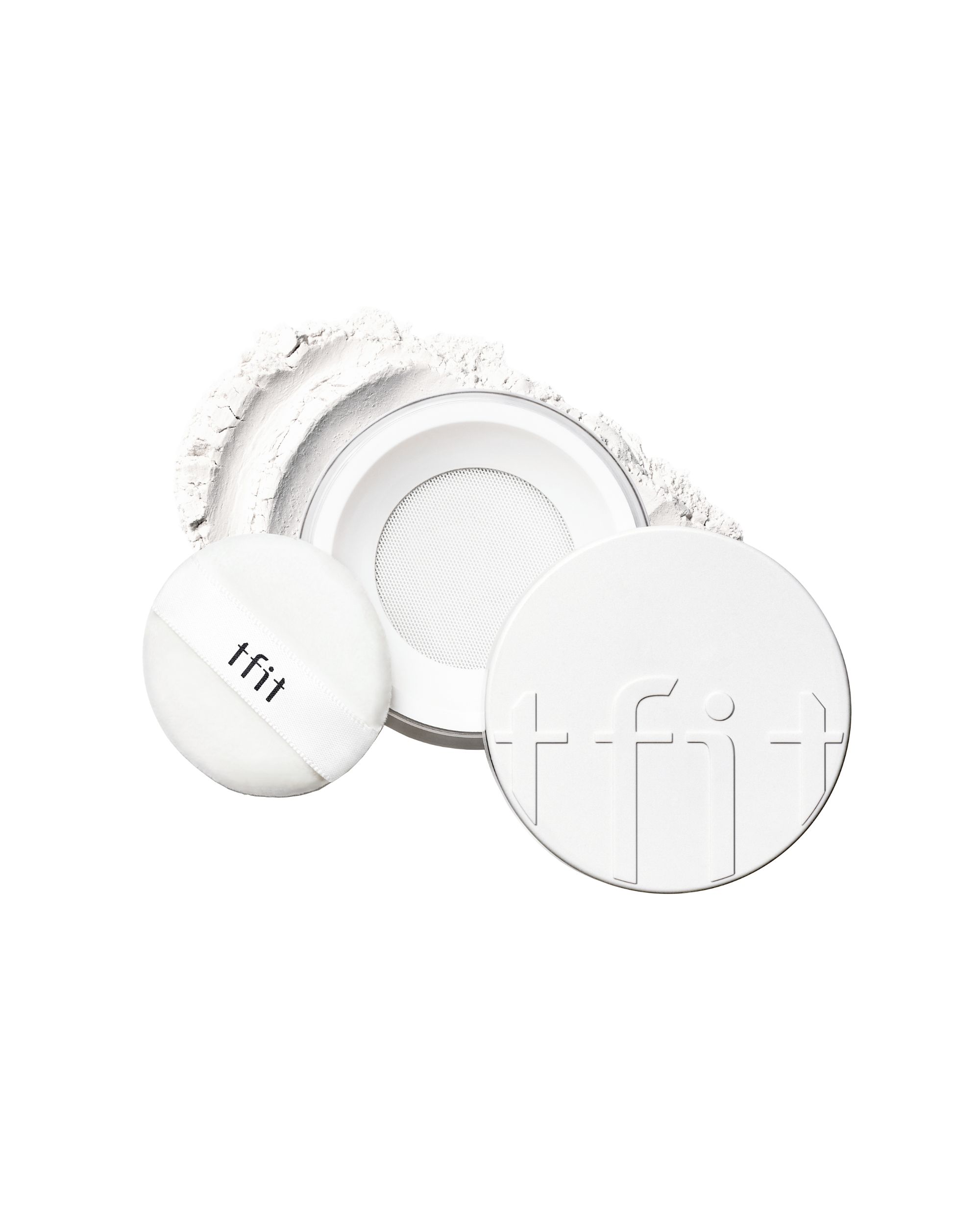 Weißes TFIT-Puder-Set mit Schwamm und Deckel. Deckel mit geprägtem Logo. Schwamm mit Logo-Band. Puder verstreut.