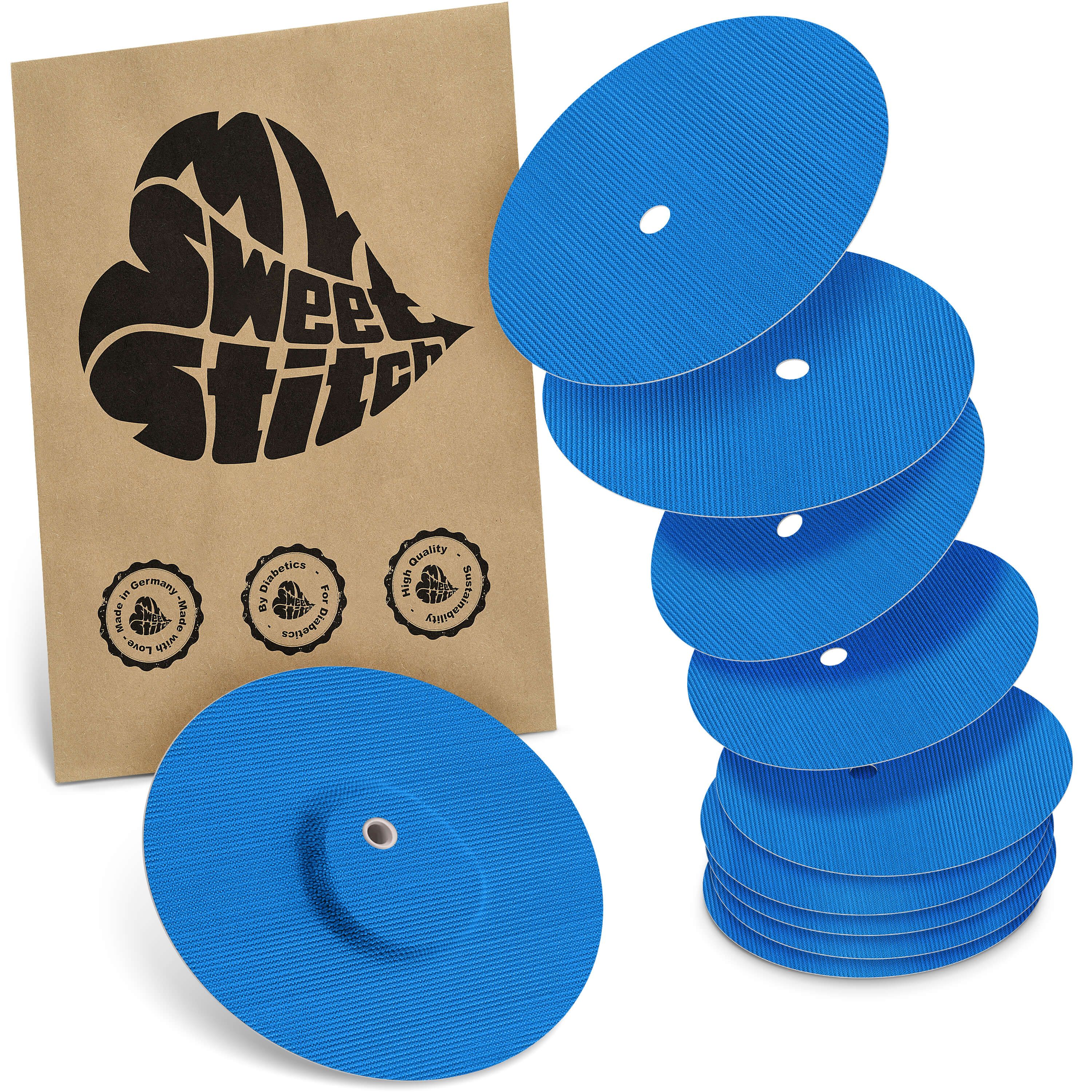 Braune Verpackung mit Logo. Blaue, runde Pflaster mit Loch, gestapelt und einzeln. Aufschrift: MySweetStitch.