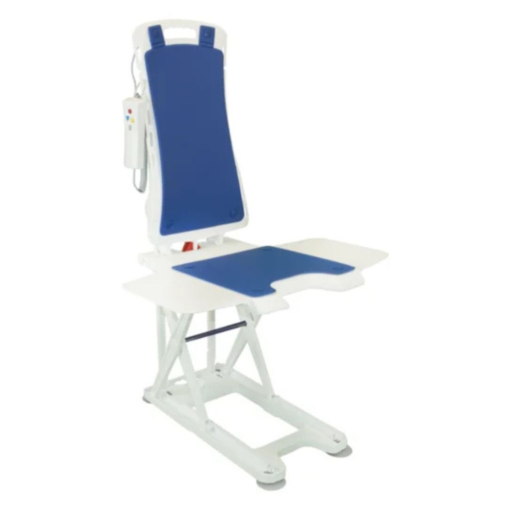 Badewannenlift mit blauer Sitzfläche und Rückenlehne. Weißes Gestell mit Armlehnen. Seitlich Bedienungselement.