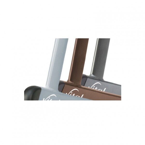 Detailansicht von drei Rollator-Rahmen in verschiedenen Farben. Auf jedem Rahmen ist "vital" geschrieben.