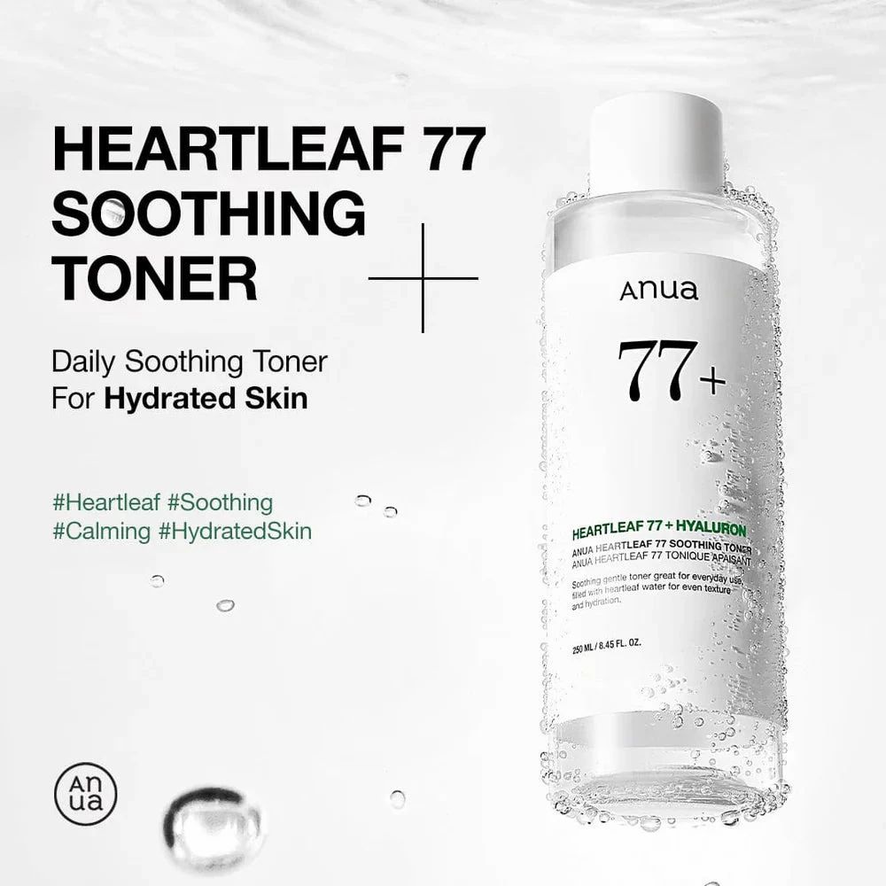 Flasche des Gesichtstoners mit der Aufschrift "77+" und "Heartleaf Soothing Toner". Wasser-Effekt.