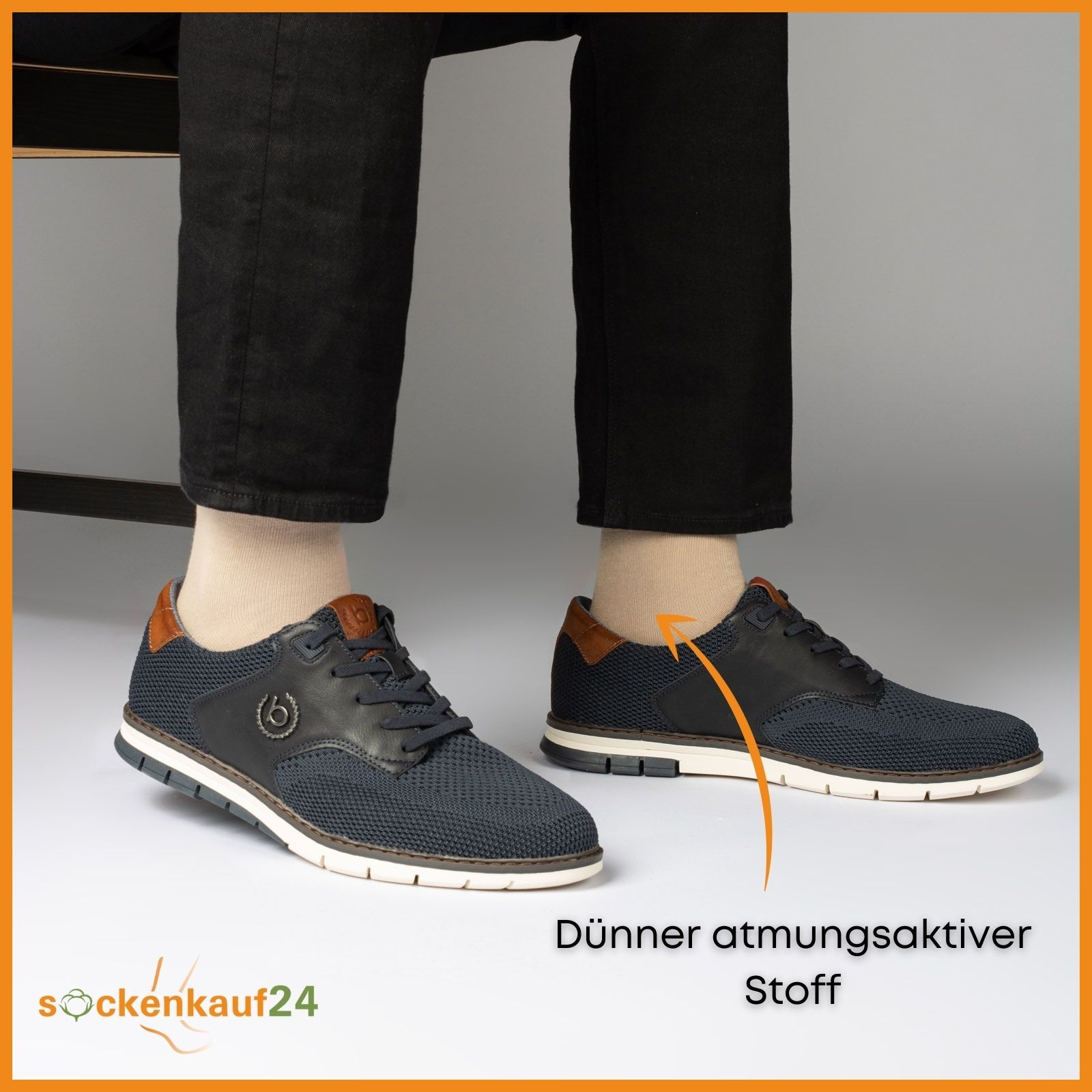 Mann trägt blaue Schuhe und Socken. Text: Dünner atmungsaktiver Stoff. Socken sind sichtbar.