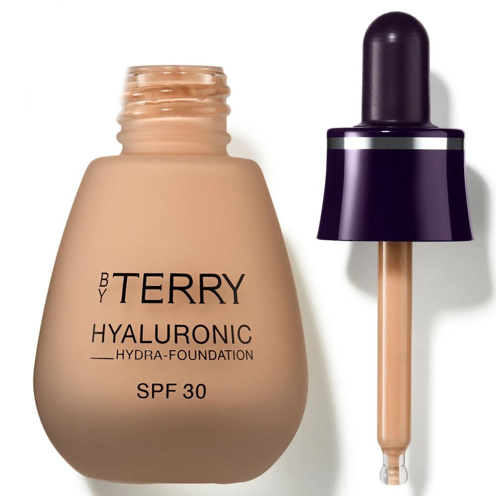 Foundation-Flakon mit Pipette. Aufschrift: BY TERRY HYALURONIC HYDRA-FOUNDATION SPF 30. Beige Farbton.