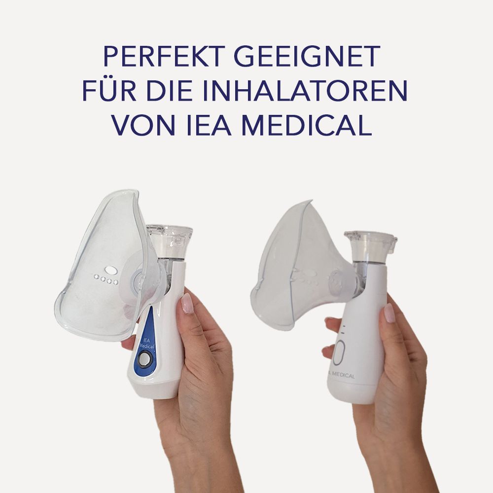 Zwei Hände halten Inhalationsgeräte mit Erwachsenenmasken. Text: PERFEKT GEEIGNET FÜR DIE INHALATOREN VON IEA MEDICAL.