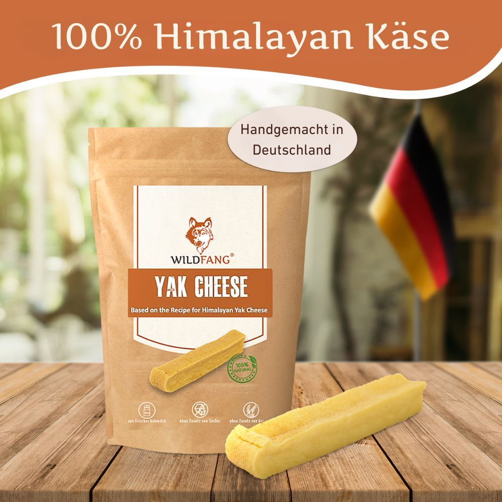 Braune Verpackung mit der Aufschrift "YAK CHEESE". Zwei gelbliche Kausnacks liegen auf einer Holzoberfläche.