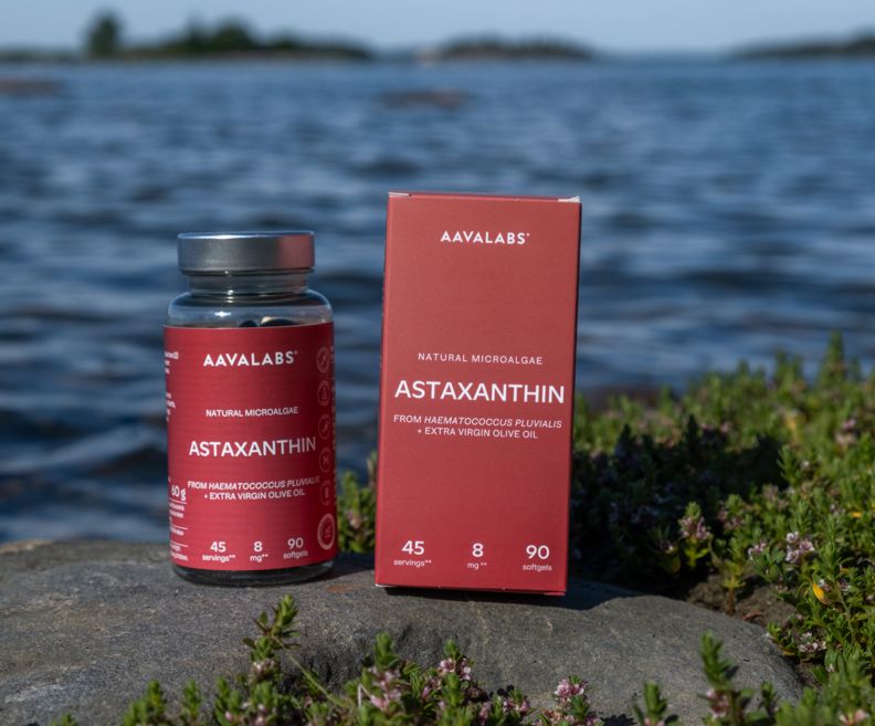 Aavalabs Astaxanthin 8 mg Flasche und Karton neben dem Wasser.