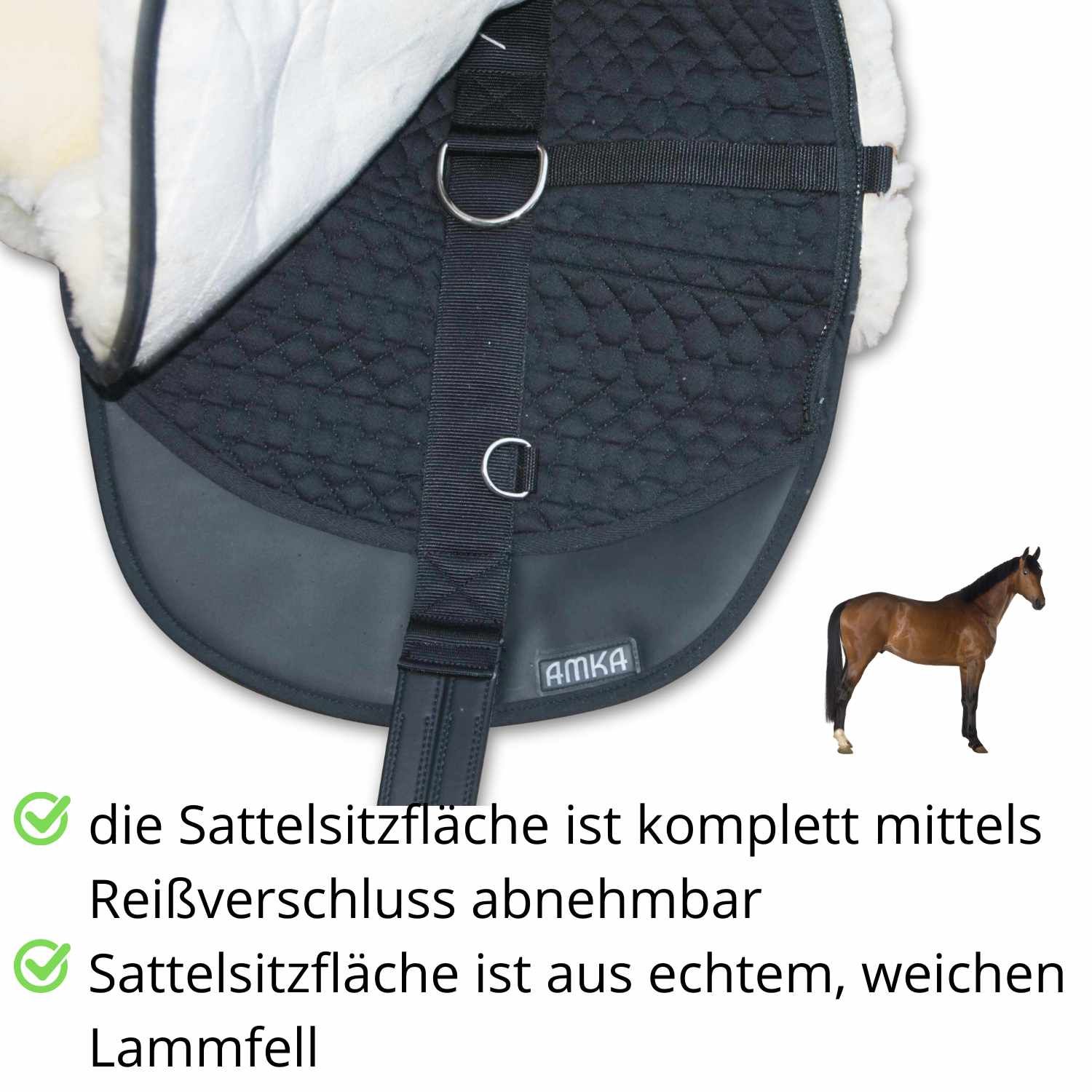 Baumloser Sattel mit Lammfellauflage. Schwarze Unterseite. Text: Sattelsitzfläche abnehmbar, aus echtem Lammfell. AMKA Logo.