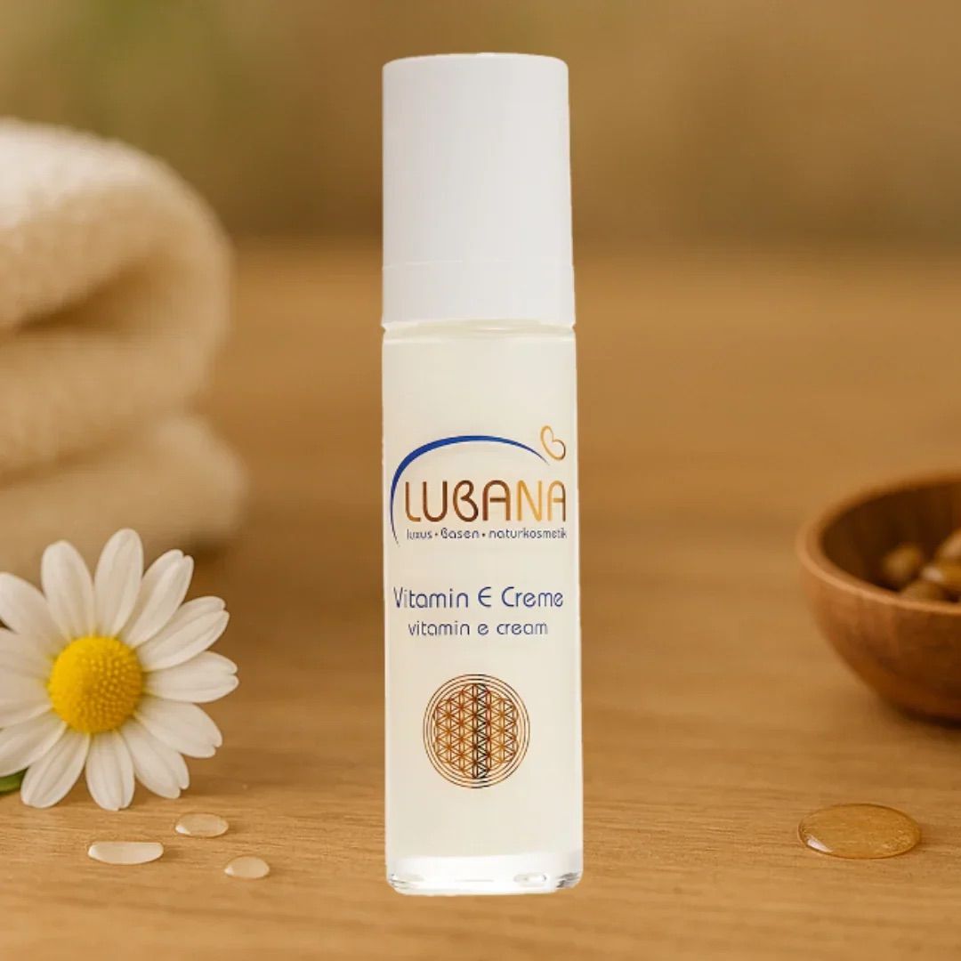 Creme-Flakon mit weißem Deckel. Aufschrift: Lubana Vitamin E Creme. Unterhalb: Blüte des Lebens.