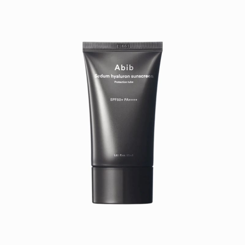 Schwarze Tube mit Produktnamen und SPF-Angaben. Aufschrift: Abib Sedum Hyaluron Sonnenschutz. Schutzrohr. SPF50+ PA++++.