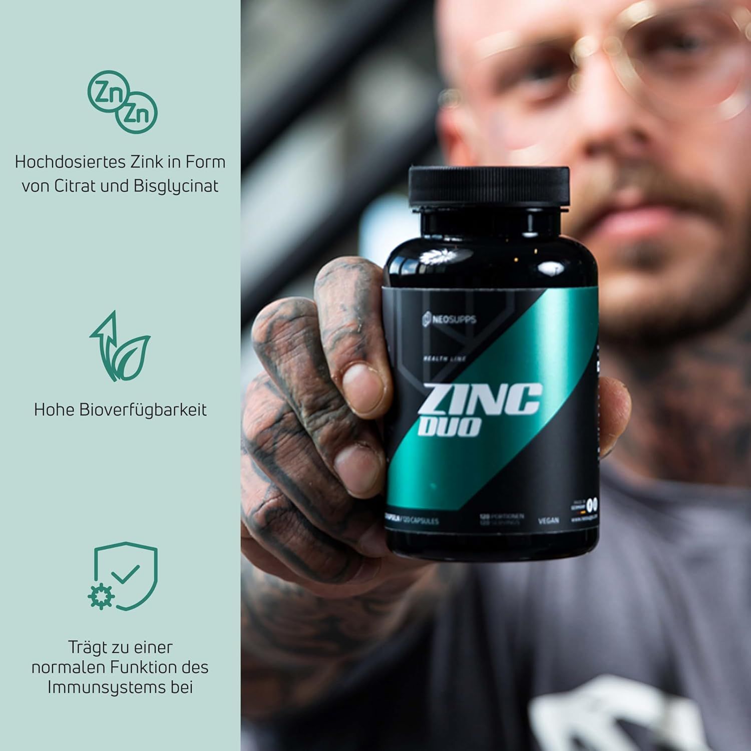 Schwarze Flasche mit "ZINC DUO"-Aufschrift. Person hält die Flasche. Text: "Hochdosiertes Zink", "Hohe Bioverfügbarkeit", "Trägt zu einer normalen Funktion des Immunsystems bei".