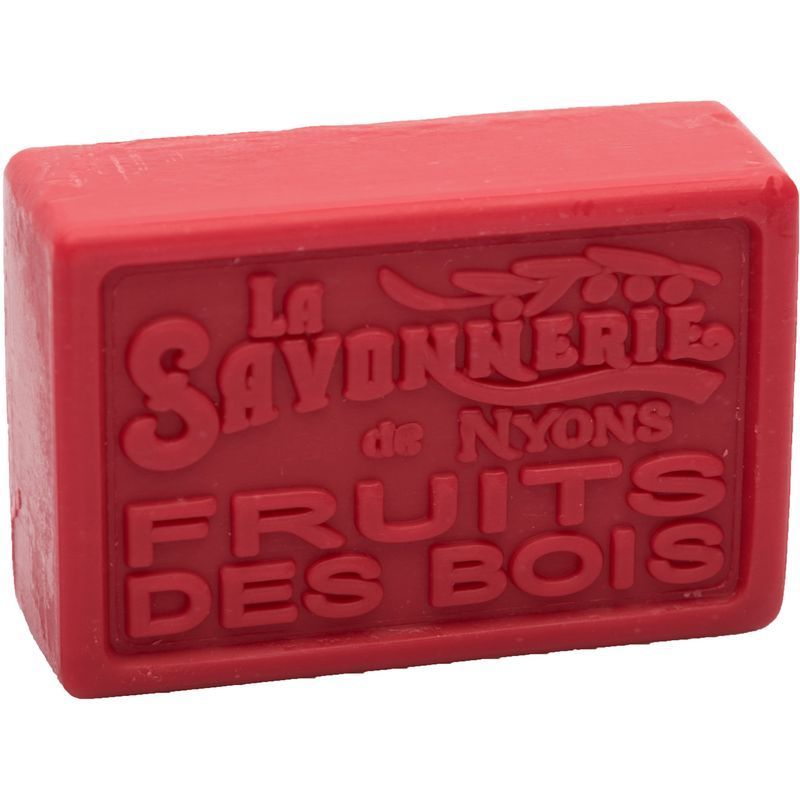 Rote Seife mit geprägtem Schriftzug. Aufschrift: La Savonnerie de Nyons, FRUITS DES BOIS.