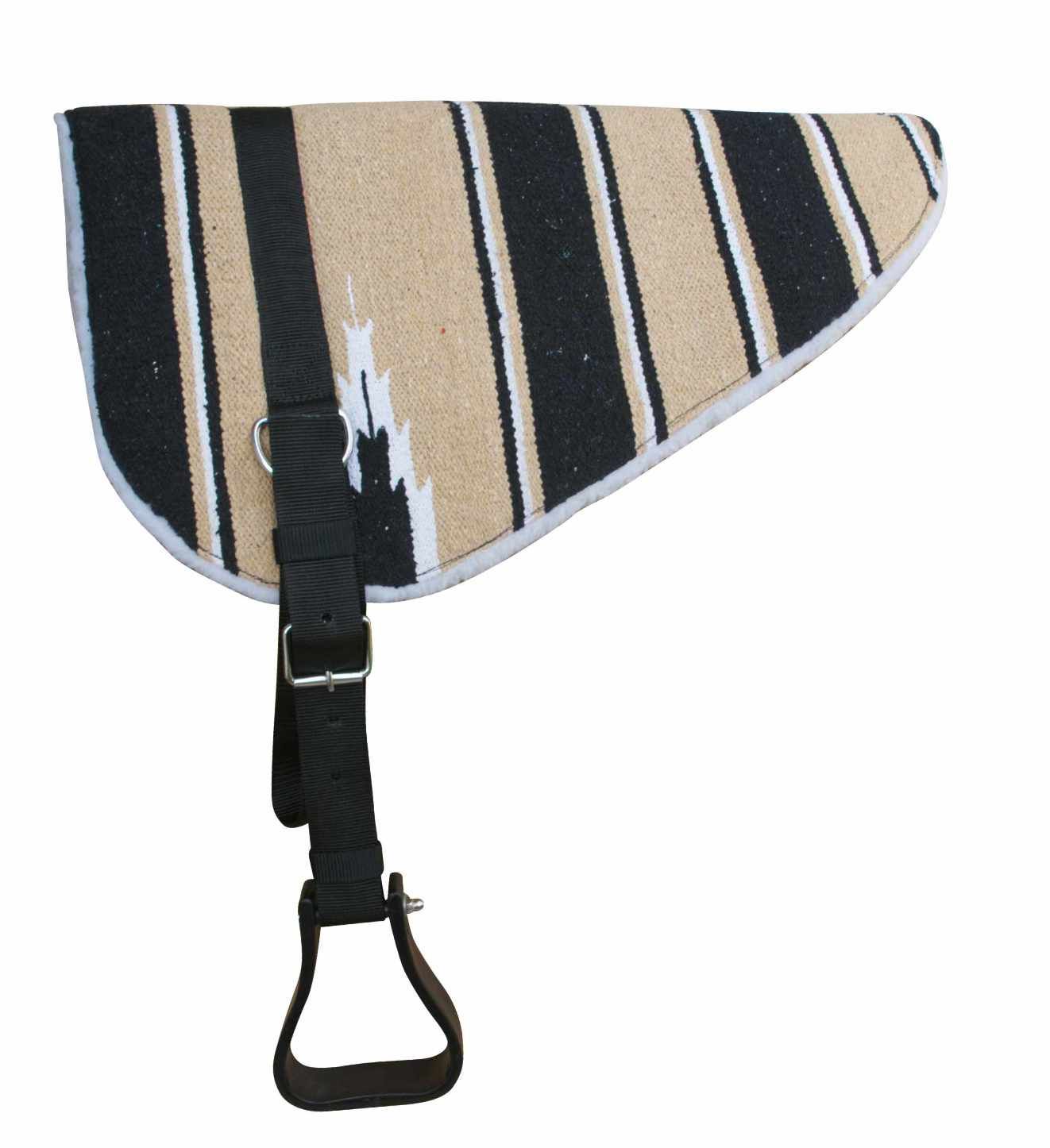 Bareback Pad mit beigem, schwarz-weiß gestreiftem Stoff. Schwarze Riemen und Steigbügel. Weiße Umrandung.
