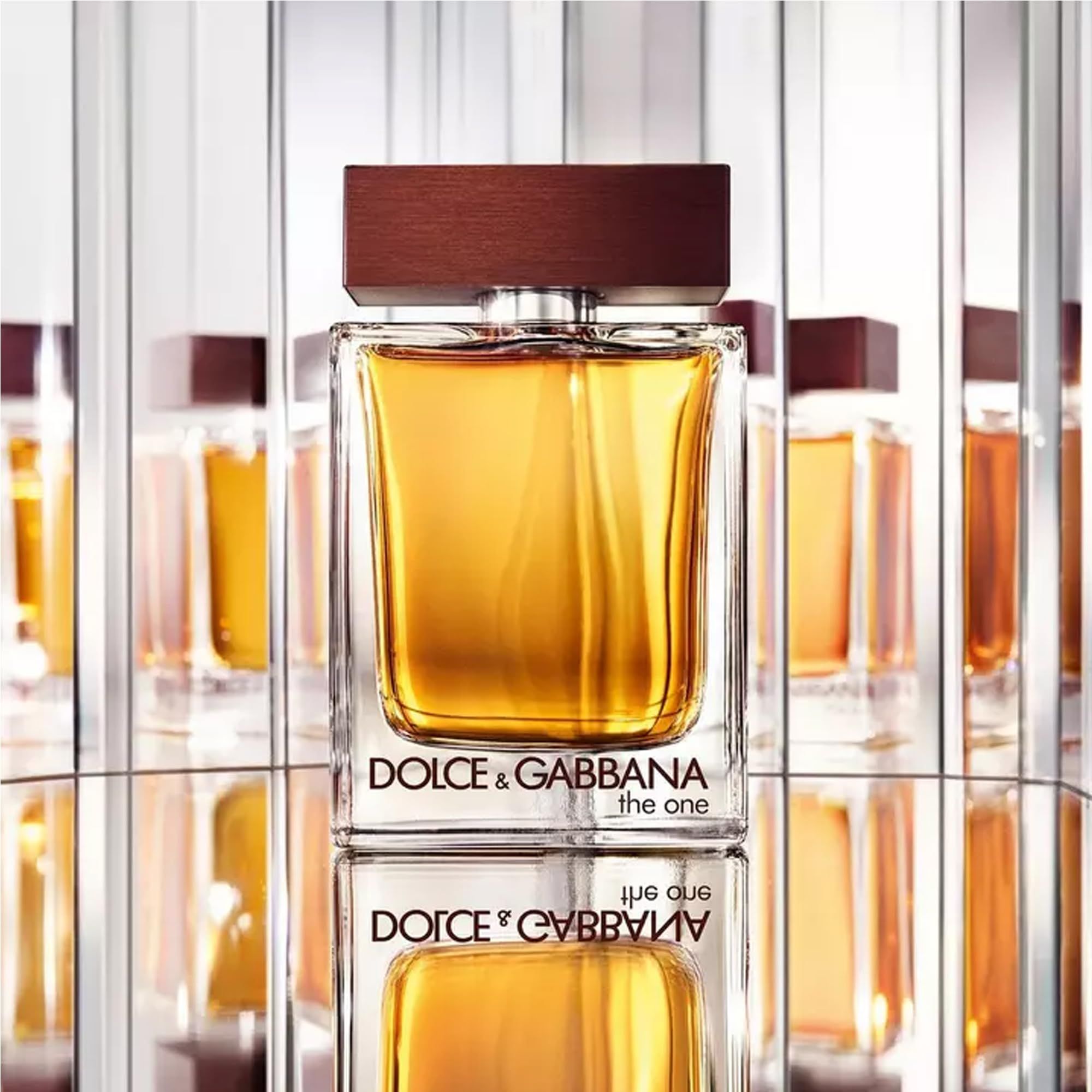 Dolce & Gabbana The One For Men Flakon. Rechteckige Form, braune Flüssigkeit, Holzdeckel. Markenlogo sichtbar. Spiegelung.