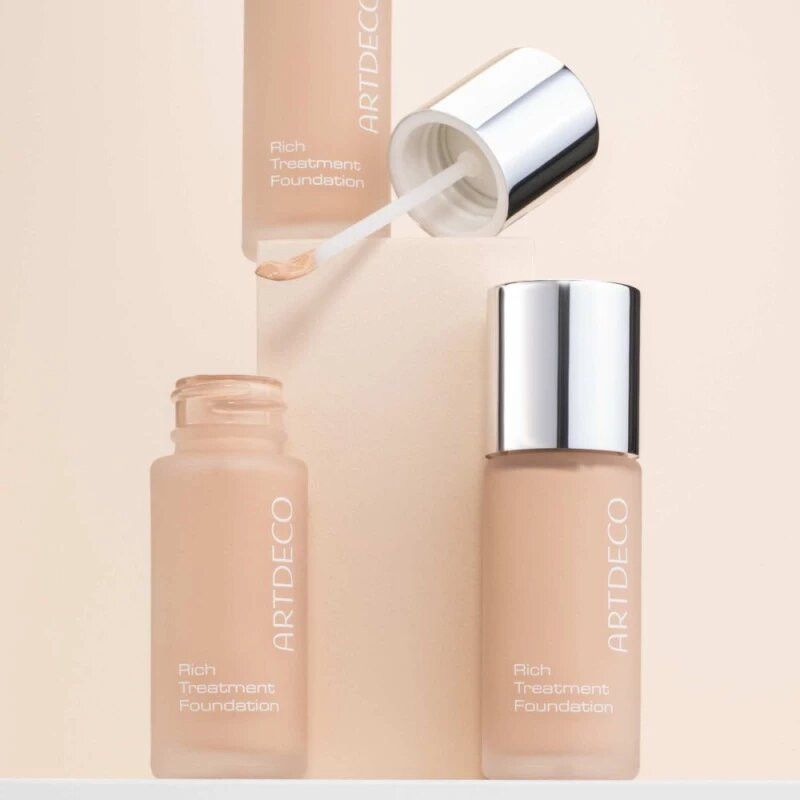 Flasche mit hellem Foundation-Make-up und Swirl.