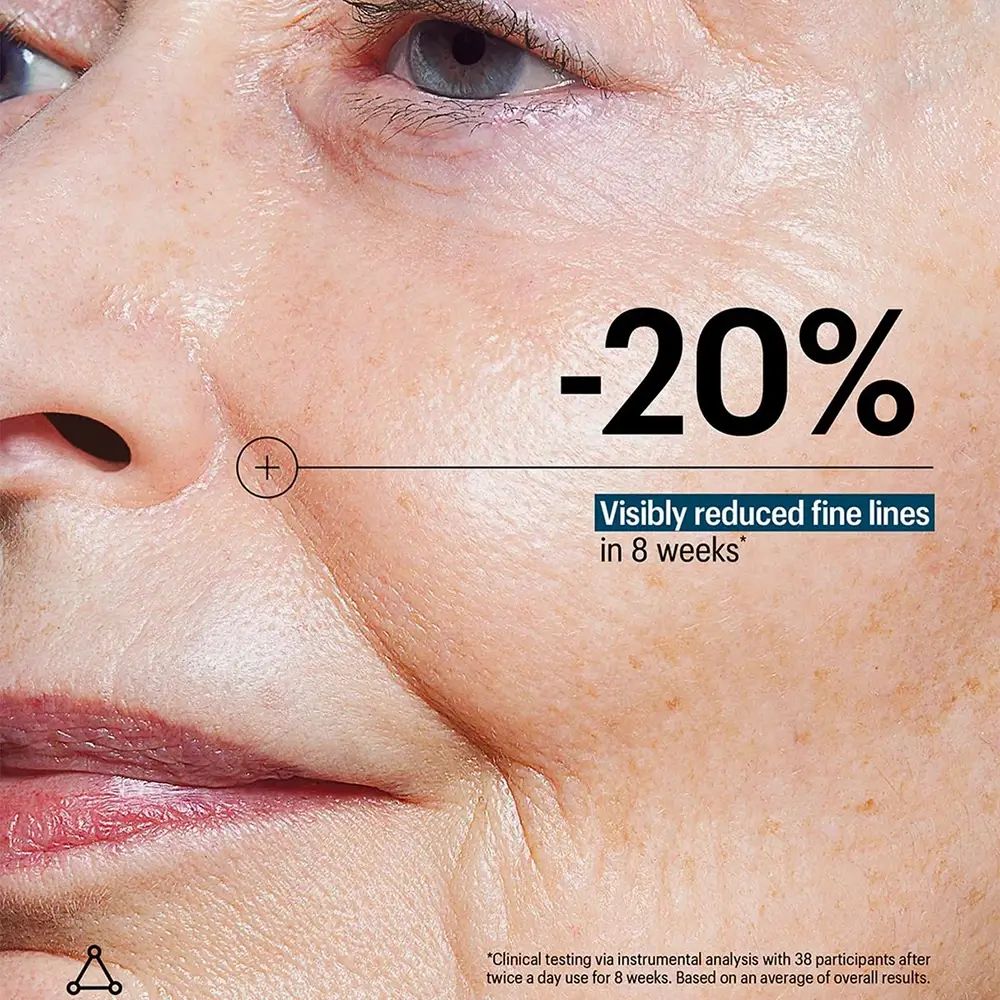 Nahaufnahme eines Gesichts. Text: -20% sichtbar reduzierte feine Linien in 8 Wochen.