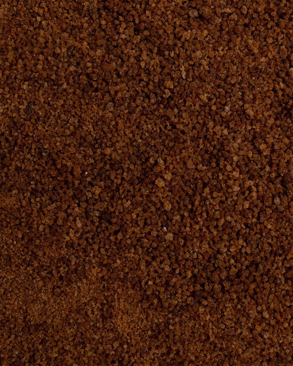 Nahaufnahme von braunem, körnigem Material. Textur sichtbar.