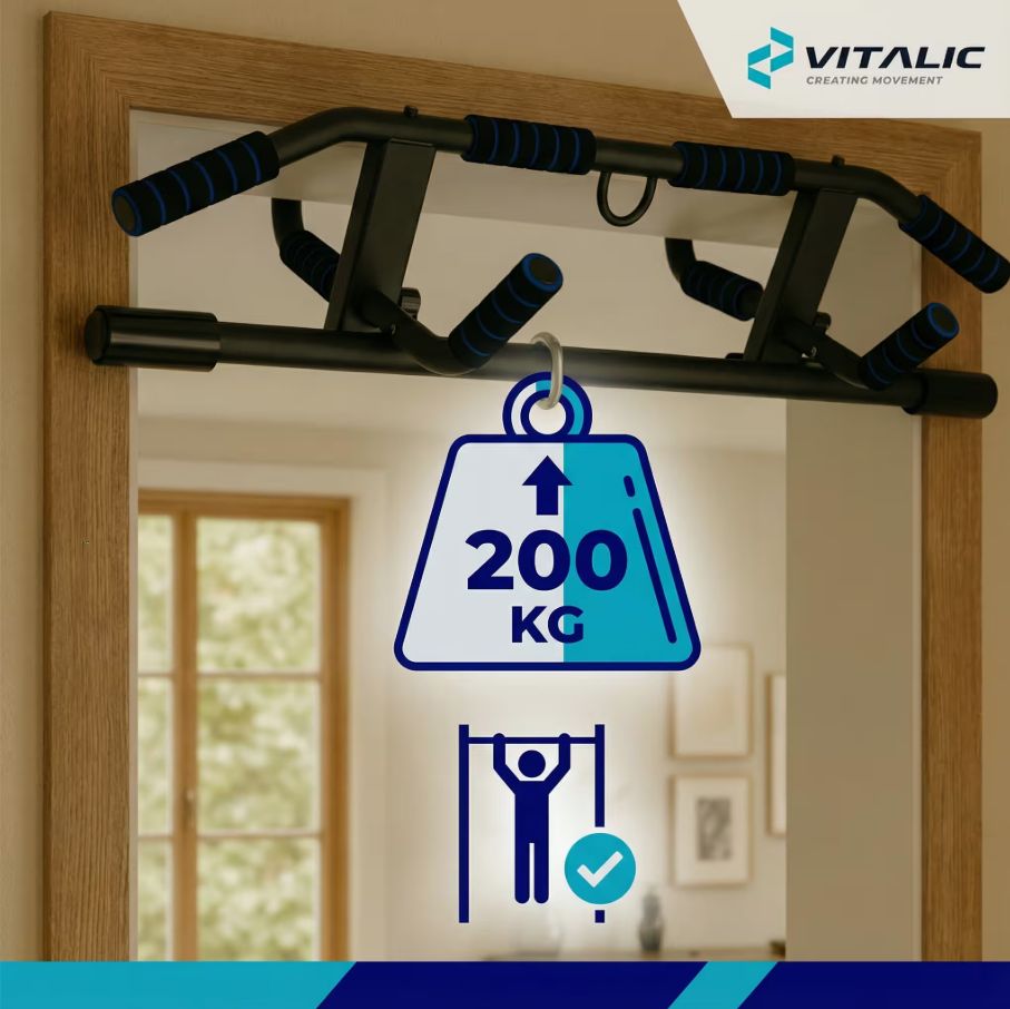 Klimmzugstange für Türrahmen. Maximale Belastung 200 kg. Schwarze Metallkonstruktion mit blauen Griffen. VITALIC Logo.