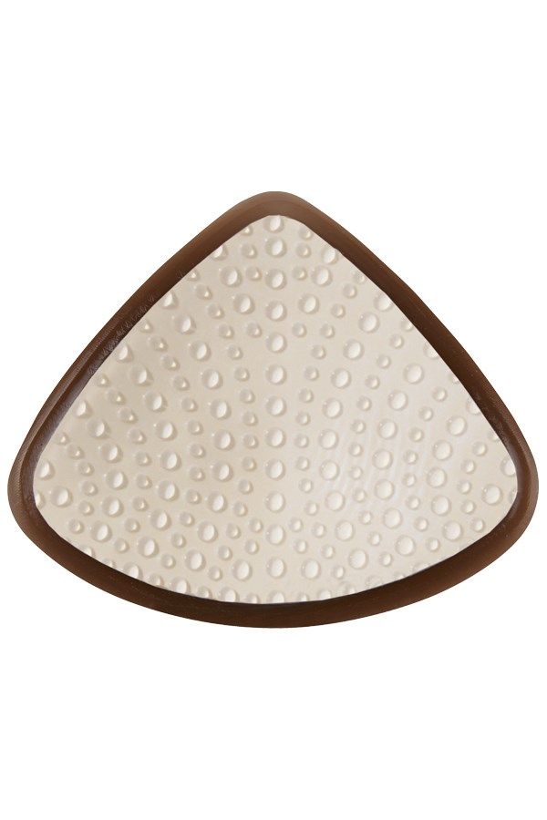 Dreieckige Brustprothese mit einer strukturierten, punktierten Oberfläche. Dunkelbrauner Rand.