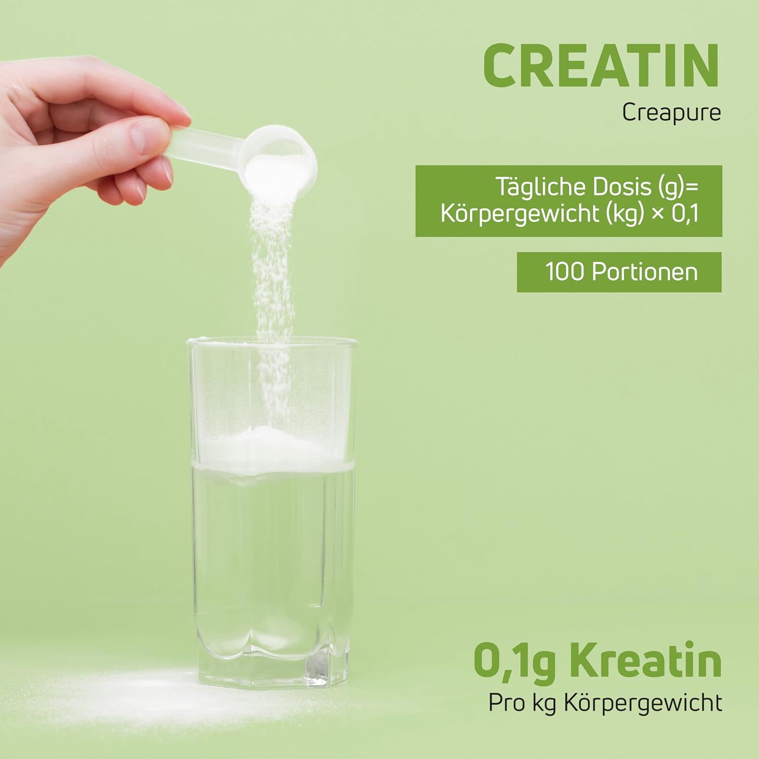 Pulver wird in Glas gegossen. Aufschrift: 0,1g Kreatin pro kg Körpergewicht. Text: 100 Portionen. Grüne Schrift.