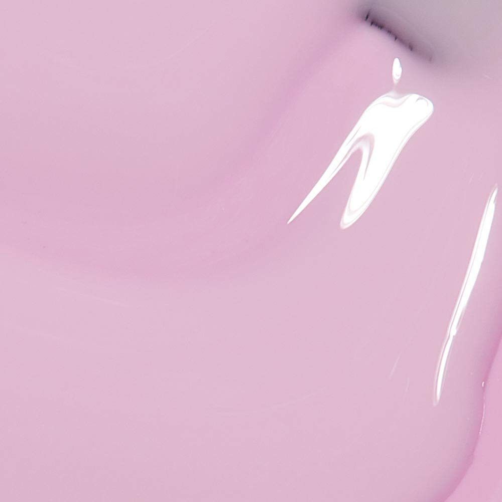 Hellrosa Nagellack, Nahaufnahme. Der Pinsel ist sichtbar.