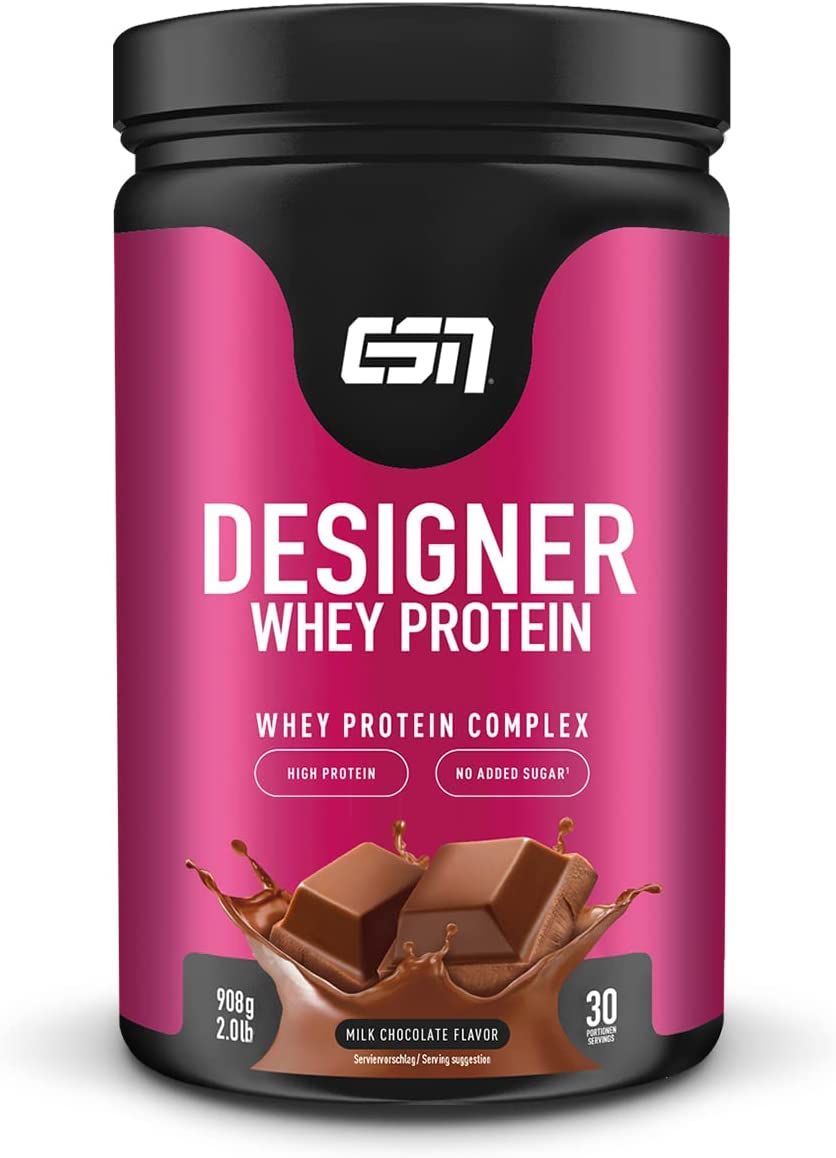 Schwarze Dose mit pinkfarbenem Etikett. Aufschrift: DESIGNER WHEY PROTEIN, Milchschokoladen-Geschmack. 908g, 30 Portionen.