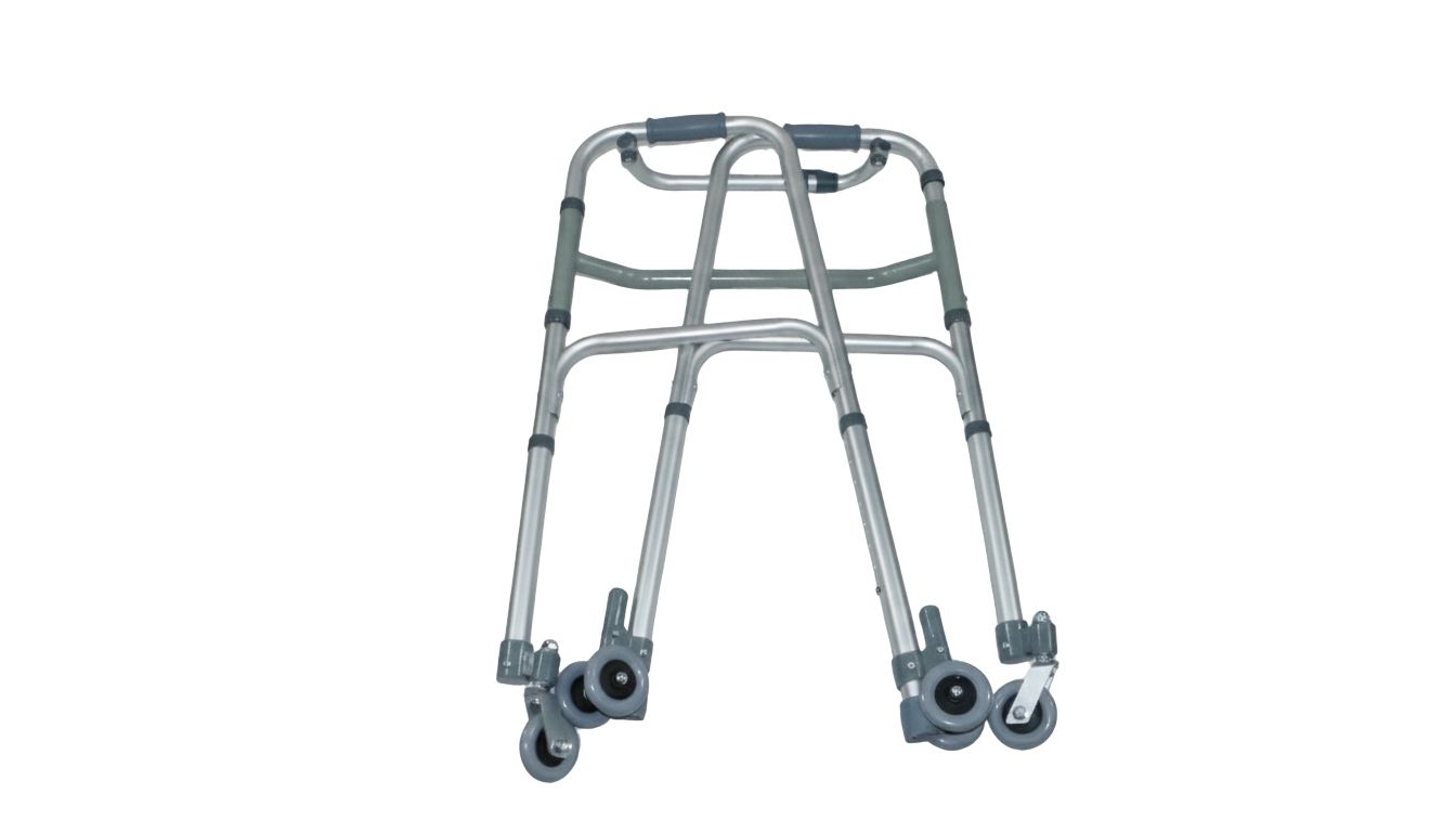 Aluminium-Rollator mit 4 Rädern, zusammengeklappt. Graue Griffe und Räder. Silberfarbenes Gestell.