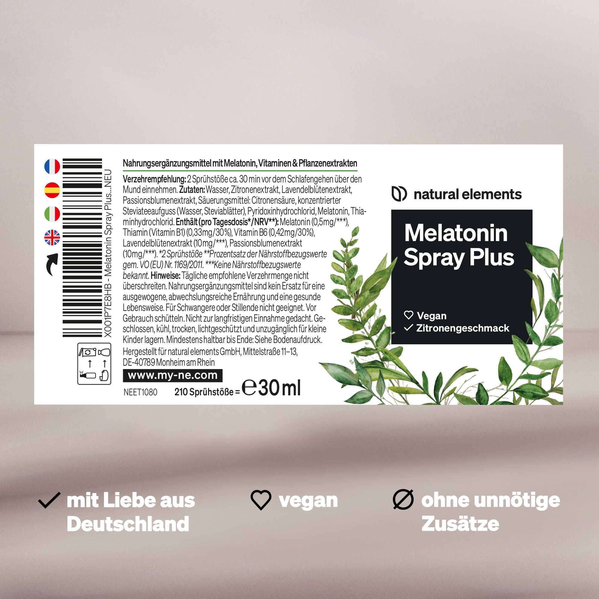 Etikett mit Produktinformationen. Enthält "natural elements Melatonin Spray Plus". Vegan, 210 Sprühstöße, 30ml. Hergestellt in Deutschland.