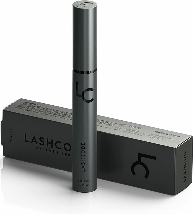 Graue Flasche und Schachtel mit Produktaufschrift LASHCODE EYELASH SERUM. Auf der Flasche ist das Logo LC zu sehen.
