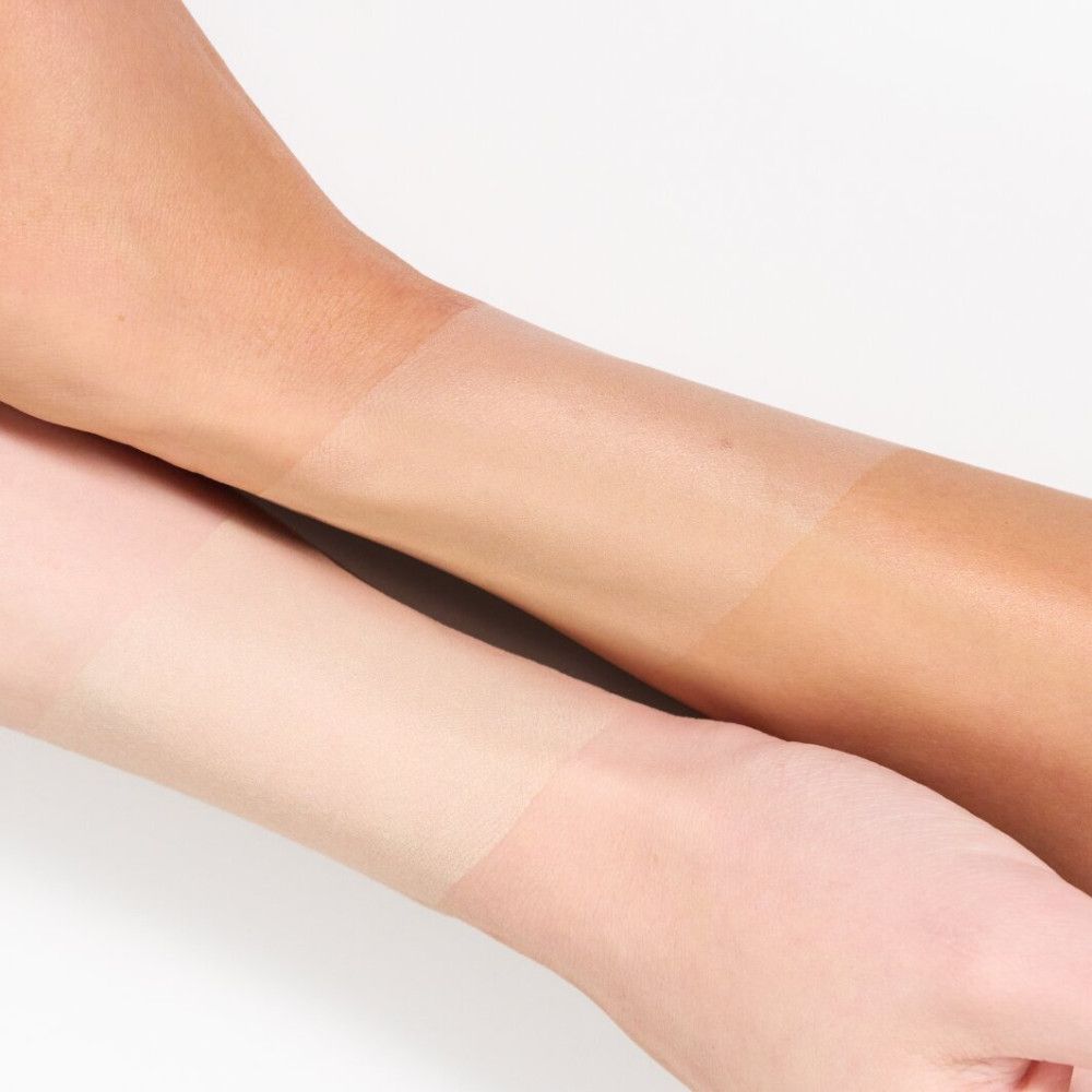 Zwei Arme mit aufgetragenen Farbtönen von Catrice CC Skin Perfector. Verschiedene Hauttöne werden verglichen.