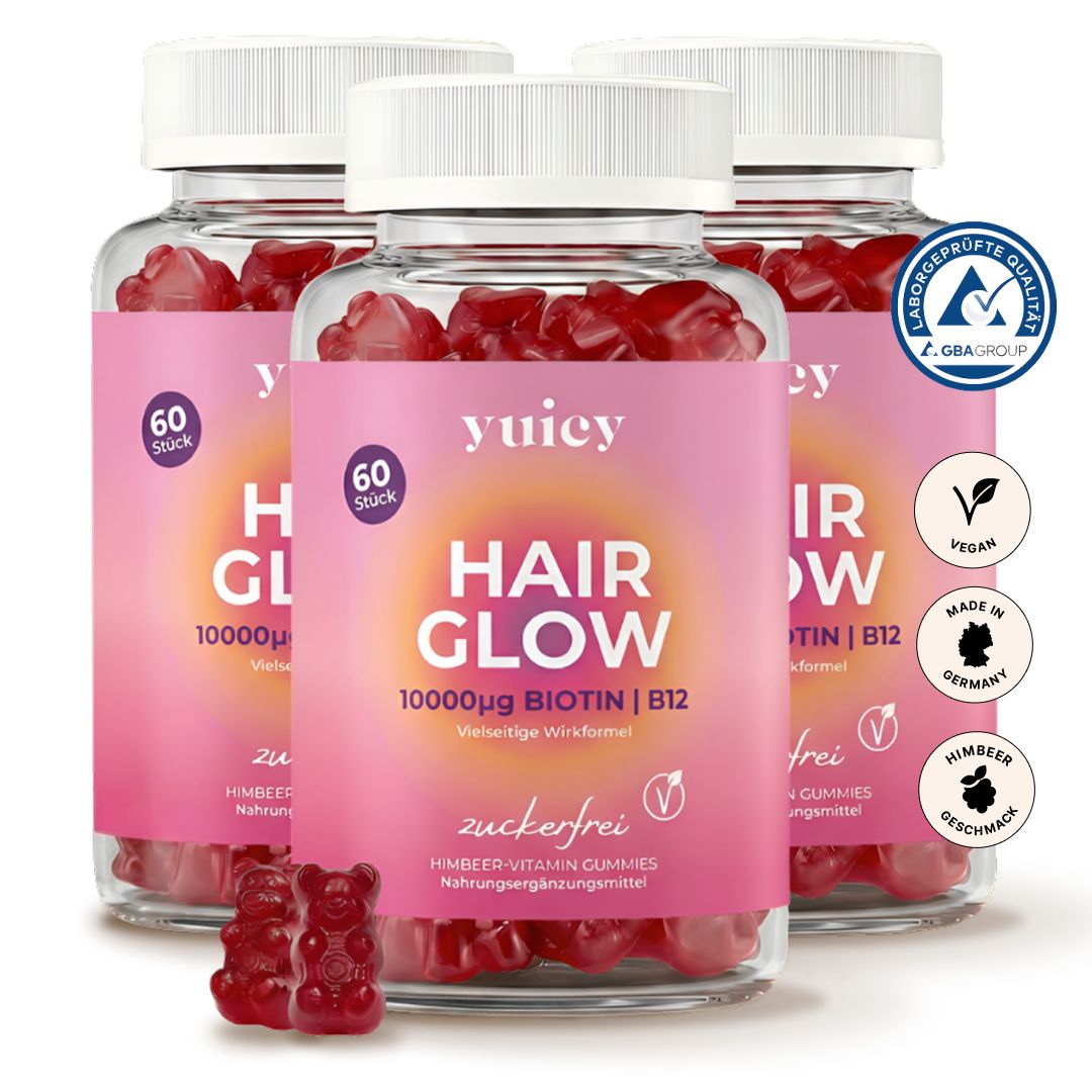 Drei Flaschen yuicy® Hair Glow Gummibärchen. Jede Flasche enthält 60 Stück. Aufschrift: Hair Glow, Biotin B12, zuckerfrei. Vegan.