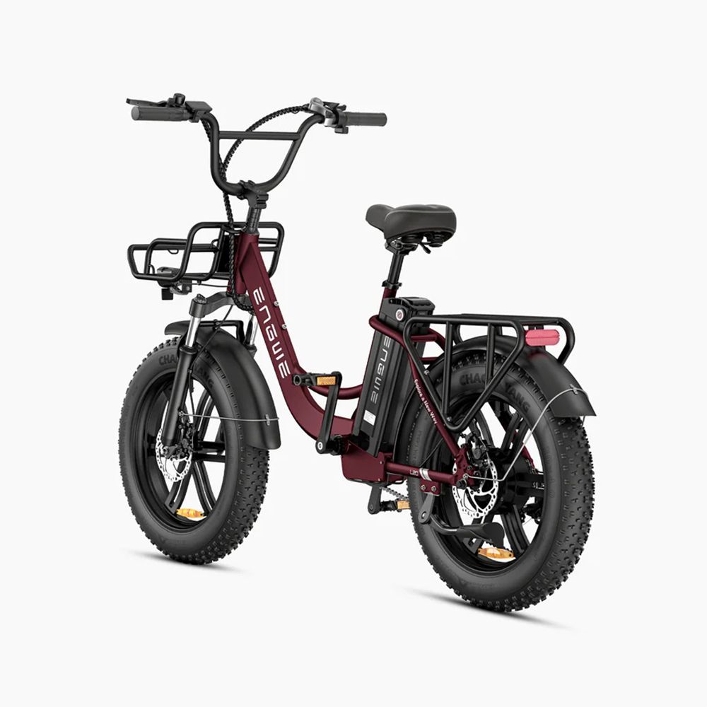 Bicicletta elettrica ENGWE L20 Boost, burgunderfarben. Breitreifen, Gepäckträger, Korb, Akku. Schwarze Details. Auf weißem Hintergrund.